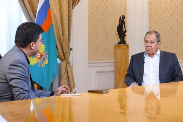 牛点策略 俄美领导人布达佩斯会晤为何被“推迟”？俄外长披露沟通细节